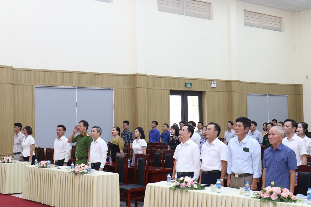 Cán bộ, Nhân dân xã Tiến Thắng xúc động theo dõi việc thông qua quyết định thành lập xã