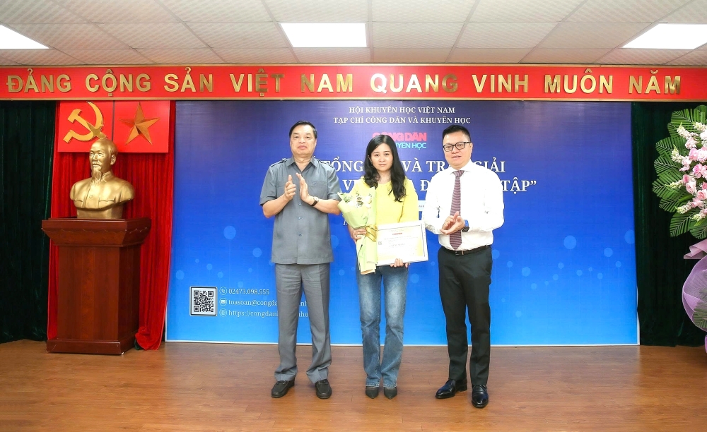 Ông Lê Quốc Minh - Ủy viên Ban Chấp hành Trung ương Đảng, Phó Trưởng Ban Tuyên giáo và Dân vận, Tổng Biên tập báo Nhân Dân; Phó Chủ tịch kiêm Tổng thư ký Trung ương Hội Khuyến học Việt Nam Lê Mạnh Hùng trao giải Nhất cuộc thi.