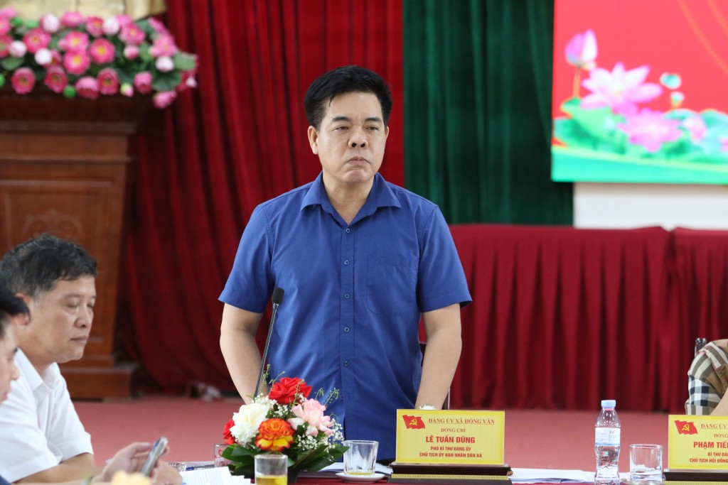 Đồng chí Lê Tuấn Dũng, Phó Bí thư Đảng ủy, Chủ tịch UBND xã Hồng Vân điều hành chương trình thảo luận