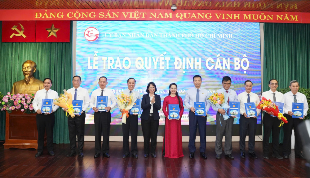 Phó chủ tịch UBND TP. HCM Trần Thị Diệu Thúy trao quyết định bổ nhiệm lãnh đạo các đài phát thanh, truyền hình