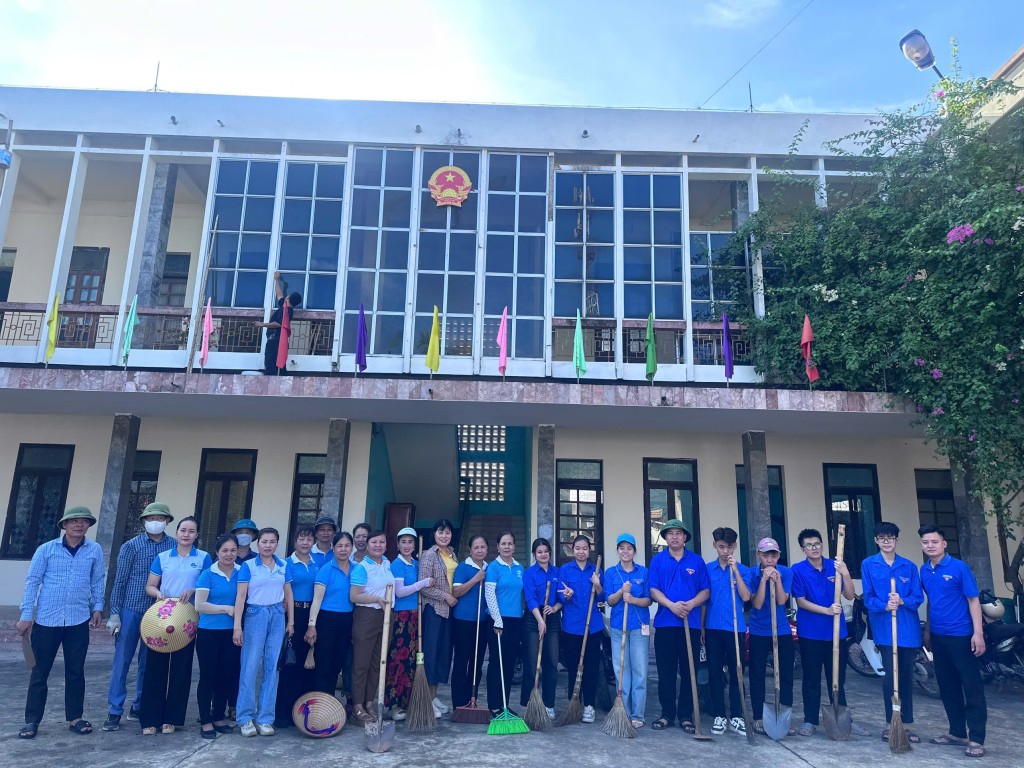 Ra quân tổng vệ sinh, chỉnh trang trụ sở làm việc MTTQ VN xã Hồng Vân