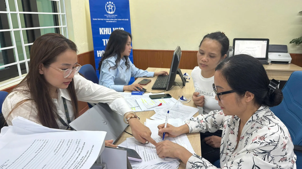 Chị Nguyễn Thị Thủy, thôn Nội Hợp, xã Phú Xuyên được hướng dẫn làm thủ tục hành chính tận tình