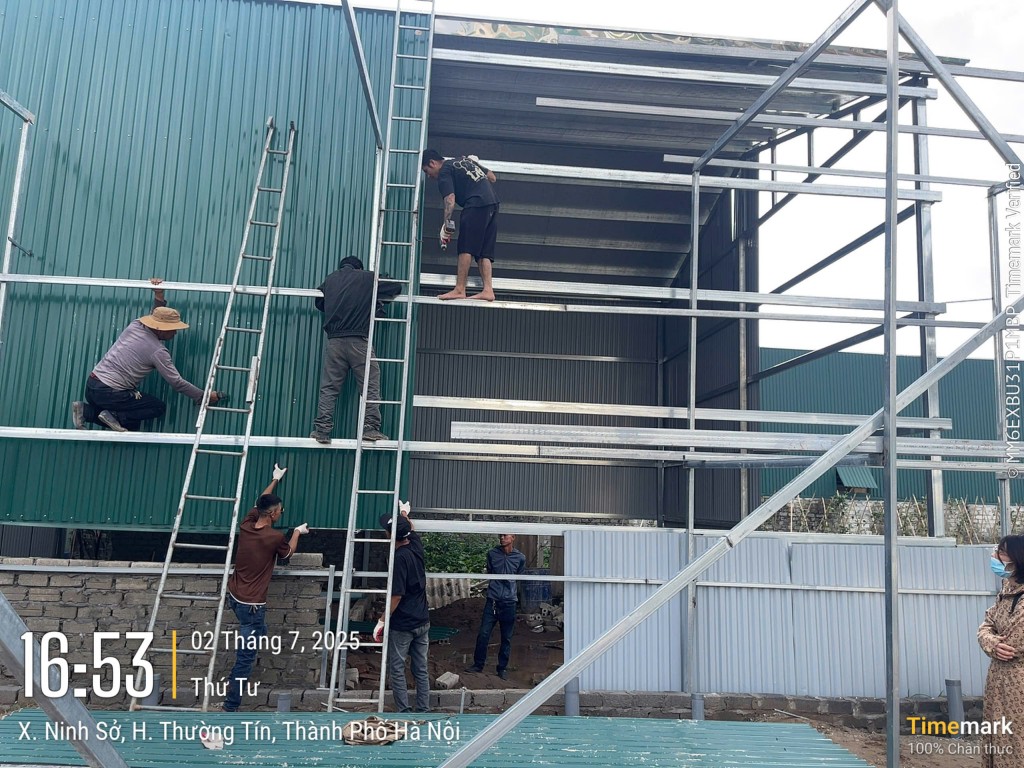 Tổ chức lực lượng tháo dỡ công trình nhà xưởng vi phạm trên địa bàn xã Ninh Sở (cũ)