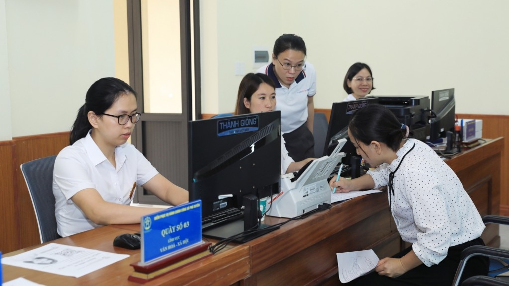 Bài 3: Đặt lợi ích Nhân dân lên trên hết, trước hết