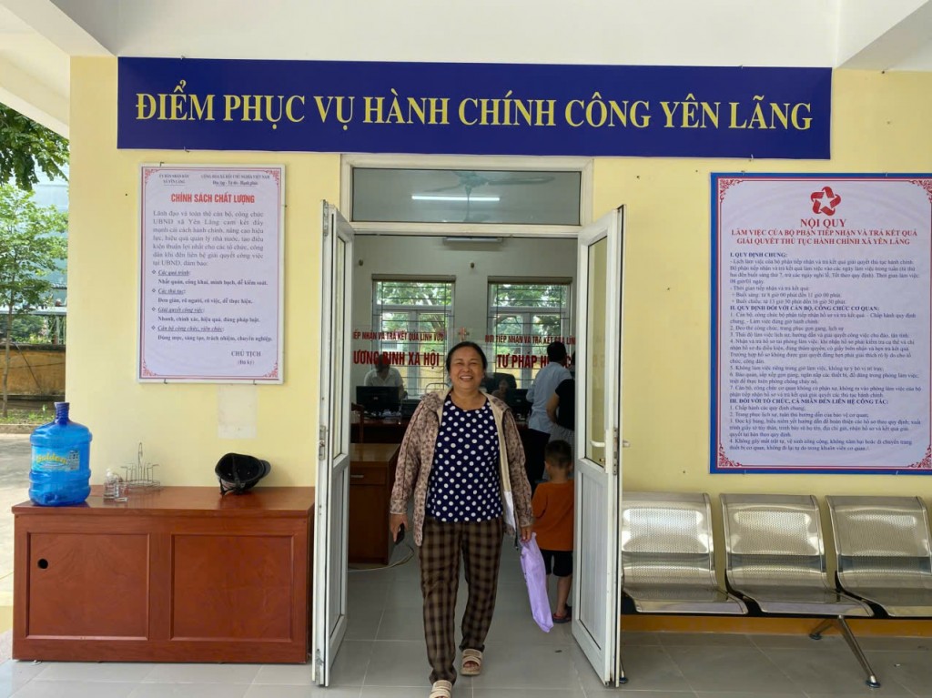 Người dân hài lòng rời điểm phục vụ hành chính công Yên Lãng
