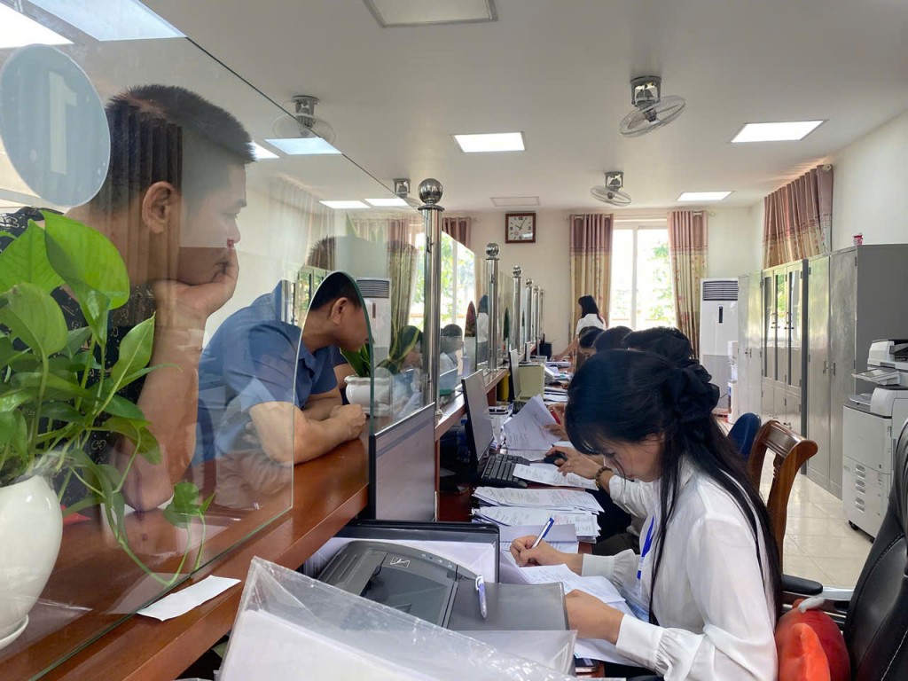Hoạt động tất bật, hiệu quả tại điểm phục vụ hành chính công Mê Linh