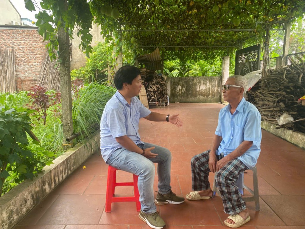 Phóng viên báo Tuổi trẻ Thủ đô trao đổi với ông Nguyễn Tài Thúc về hiện trạng chăm sóc y tế tại xã Minh Châu Phóng viên báo Tuổi trẻ Thủ đô trao đổi với ông Nguyễn Tài Thúc về hiện trạng chăm sóc y tế tại xã Minh Châu