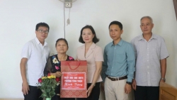 Phường Tùng Thiện thăm, tặng quà gia đình chính sách, người có công