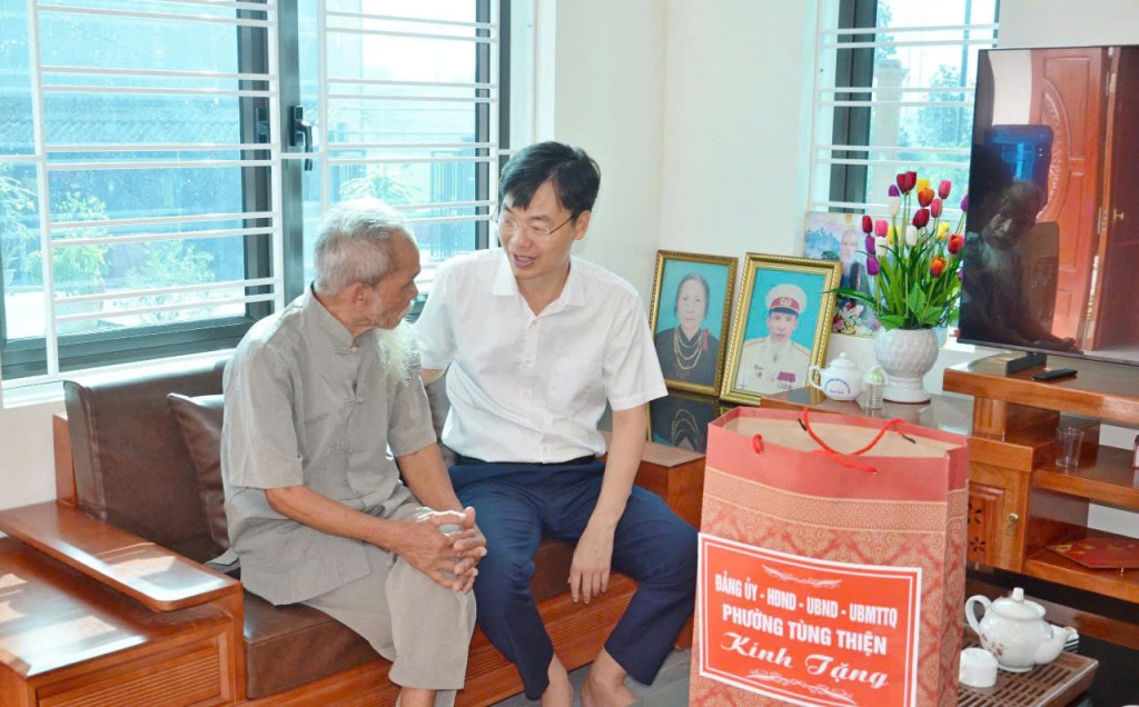 Phường Tùng Thiện thăm, tặng quà gia đình chính sách, người có công