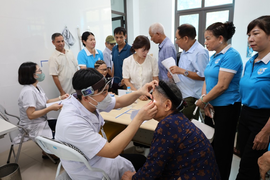 Các đối tượng chính sách tại xã Mê Linh được thăm khám nhân ngày Thương binh - Liệt sỹ