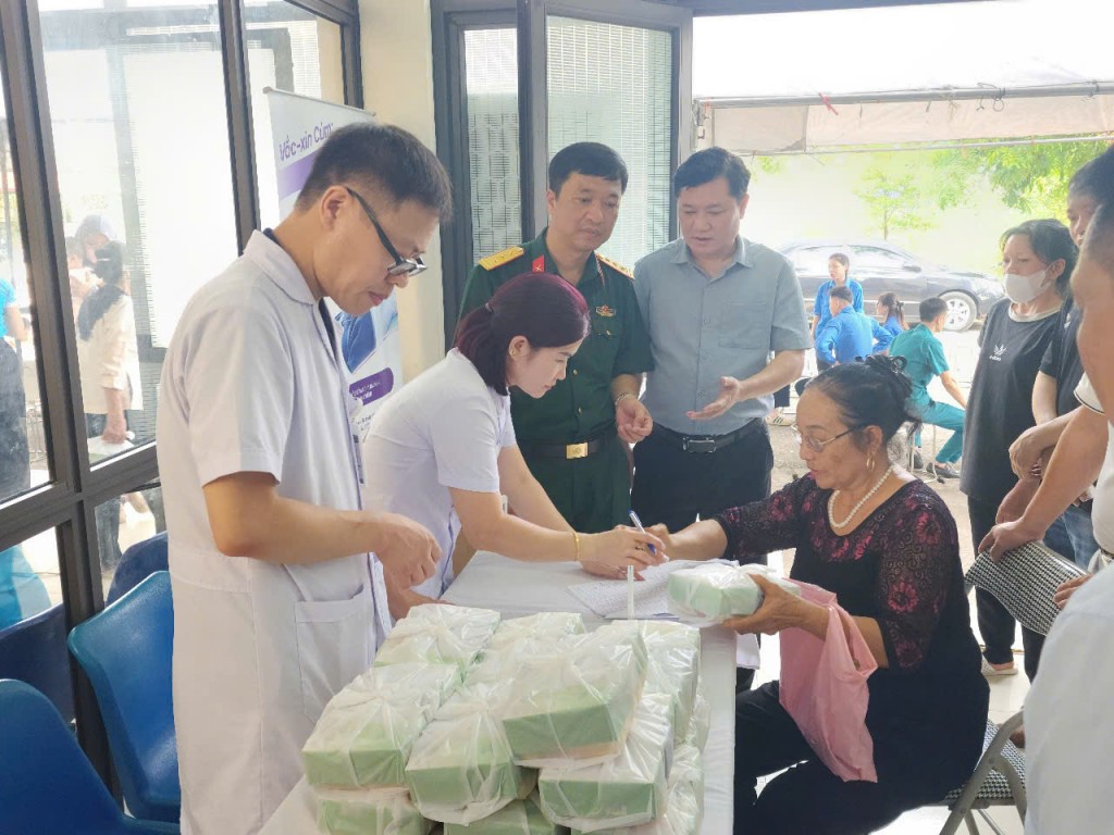 Nhân dịp này, UBND xã Mê Linh đã trao tặng 703 suất quà cho người có công tổng trị giá hơn 70 triệu đồng.