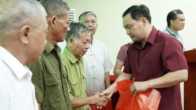 Tặng quà tri ân gia đình chính sách tại xã Thường Tín