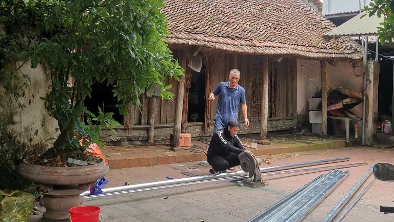 Nhà cổ làng Đường Lâm được khoác "áo giáp sắt" chống bão