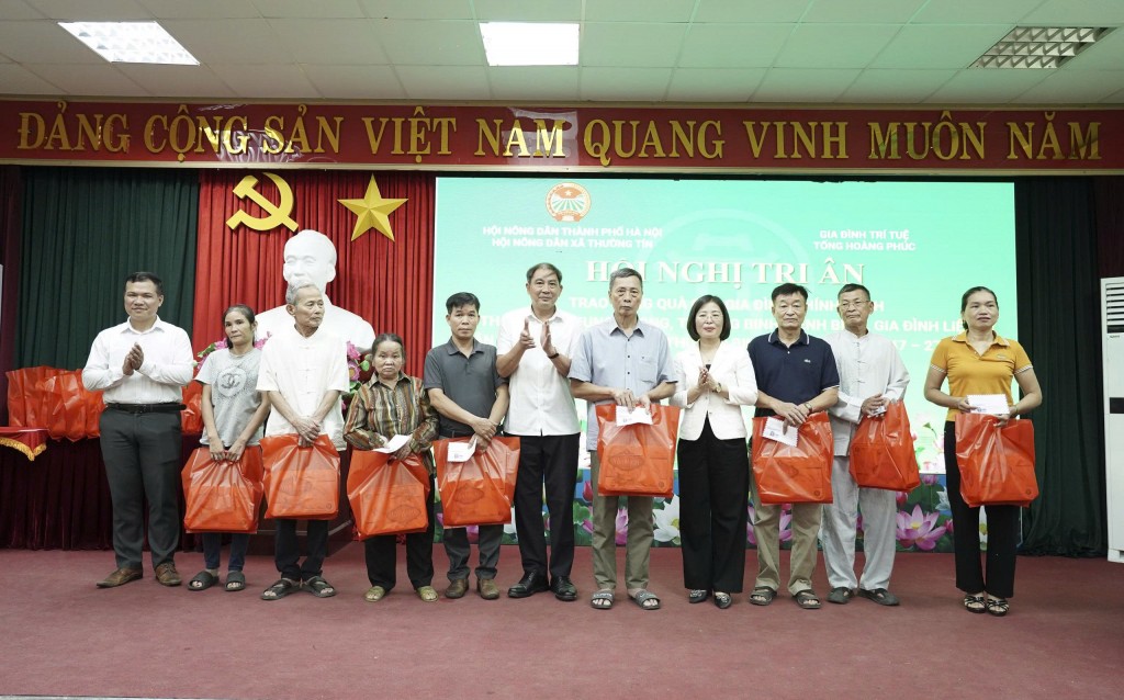 Bí thư Đảng ủy xã Thường Tín Nguyễn Xuân Minh trao quà tri ân các gia đình chính sách trong sự kiện sáng 19/7