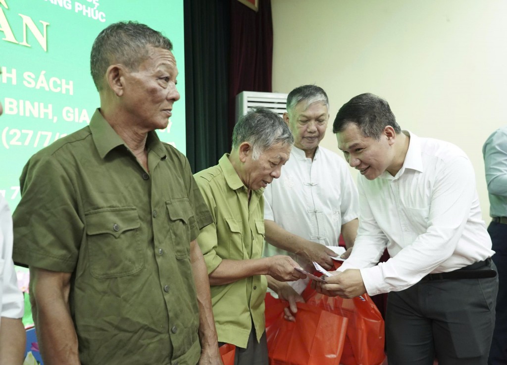 Tặng quà tri ân gia đình chính sách tại xã Thường Tín