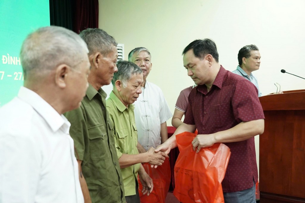 Tặng quà tri ân gia đình chính sách tại xã Thường Tín