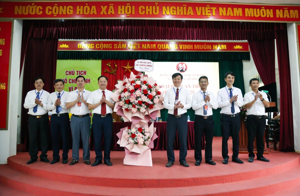 ồng chí Vũ Văn Tuân –Bí thư Đảng ủy xã, Chủ tịch HĐND xã tặng hoa chúc mừng đại hội