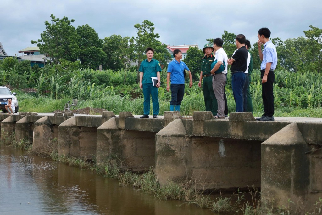 Đoàn công tác kiểm tra hiện trạng đập tràn tại sông Đường Đoàn công tác kiểm tra hiện trạng đập tràn tại sông Đường