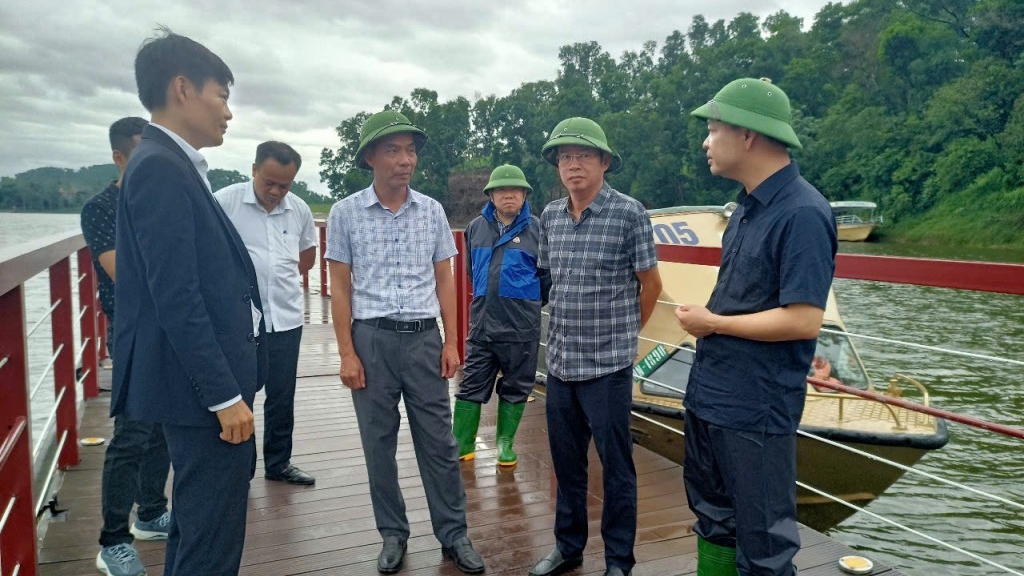 Nhiều ao hồ lớn, xã Đoài Phương khẩn trương chống bão