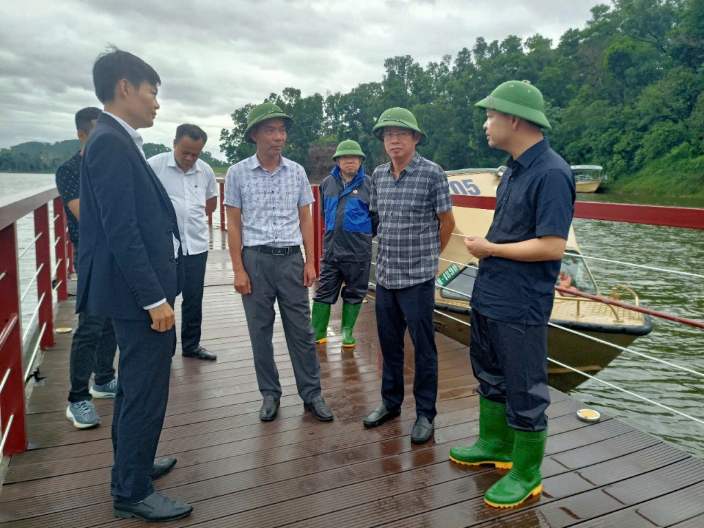 Bí thư Đảng ủy xã Đoài Phương Nguyễn Quang Hán kiểm tra công tác phòng chống bão tại hồ Đồng Mô