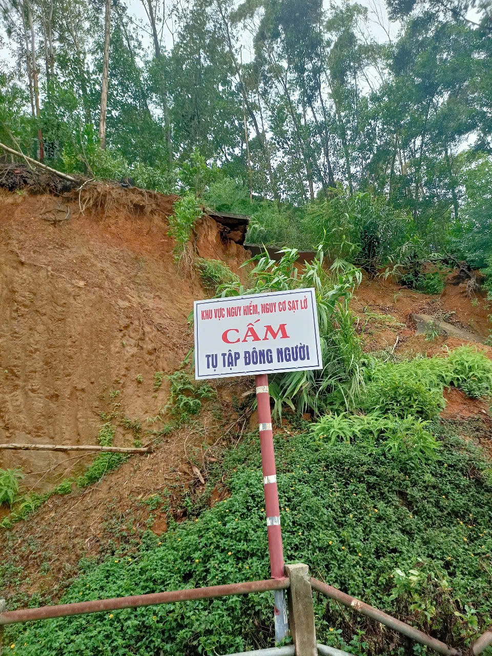 Lắp đặt biển báo tại vị trí xung yếu, có khả năng gây nguy hiểm cho người dân