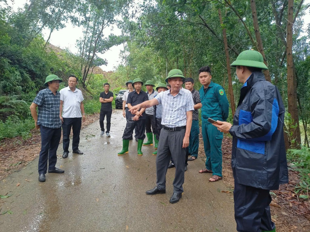 Đoàn công tác kiểm tra hiện trạng tại vị trí có nguy cơ sạt lở cao
