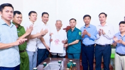 Bí thư Đảng ủy xã Thượng Phúc thăm hỏi, động viên người có công