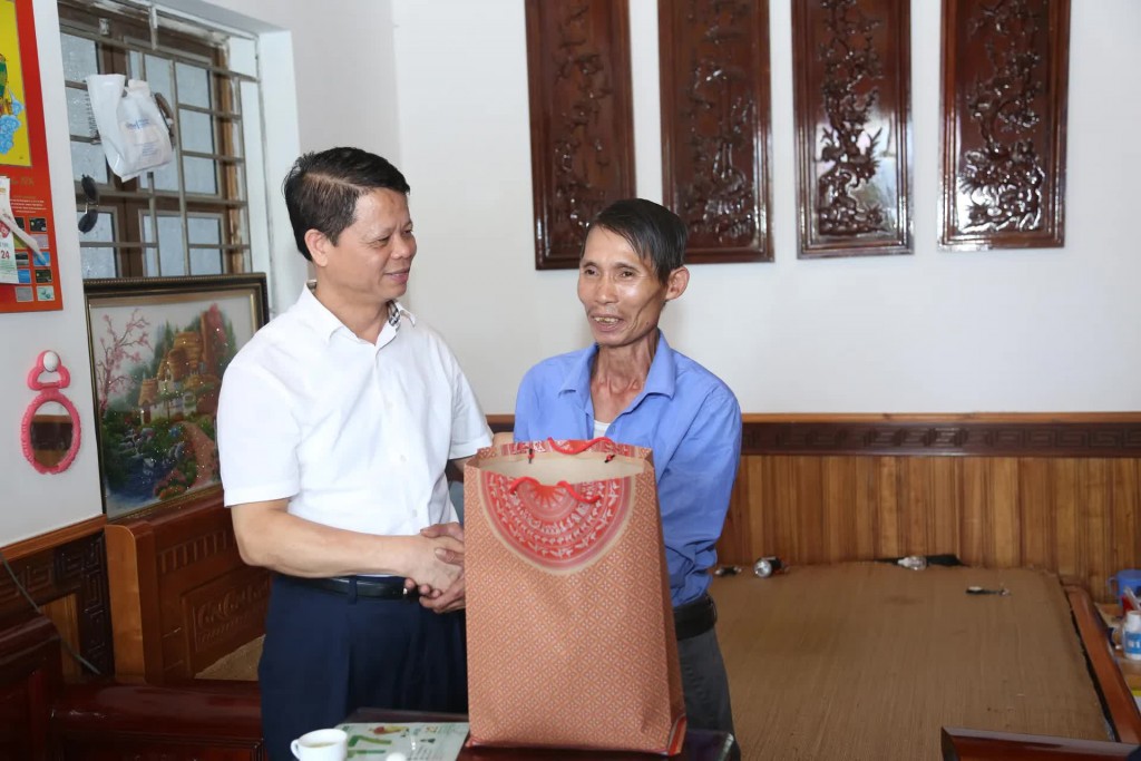 Phó Bí thư Đảng ủy, Chủ tịch UBND xã Yên Lãng Lê Văn Khương thăm hỏi tặng quà gia đình thương binh Nguyễn Văn Thành thôn Chu Phan.