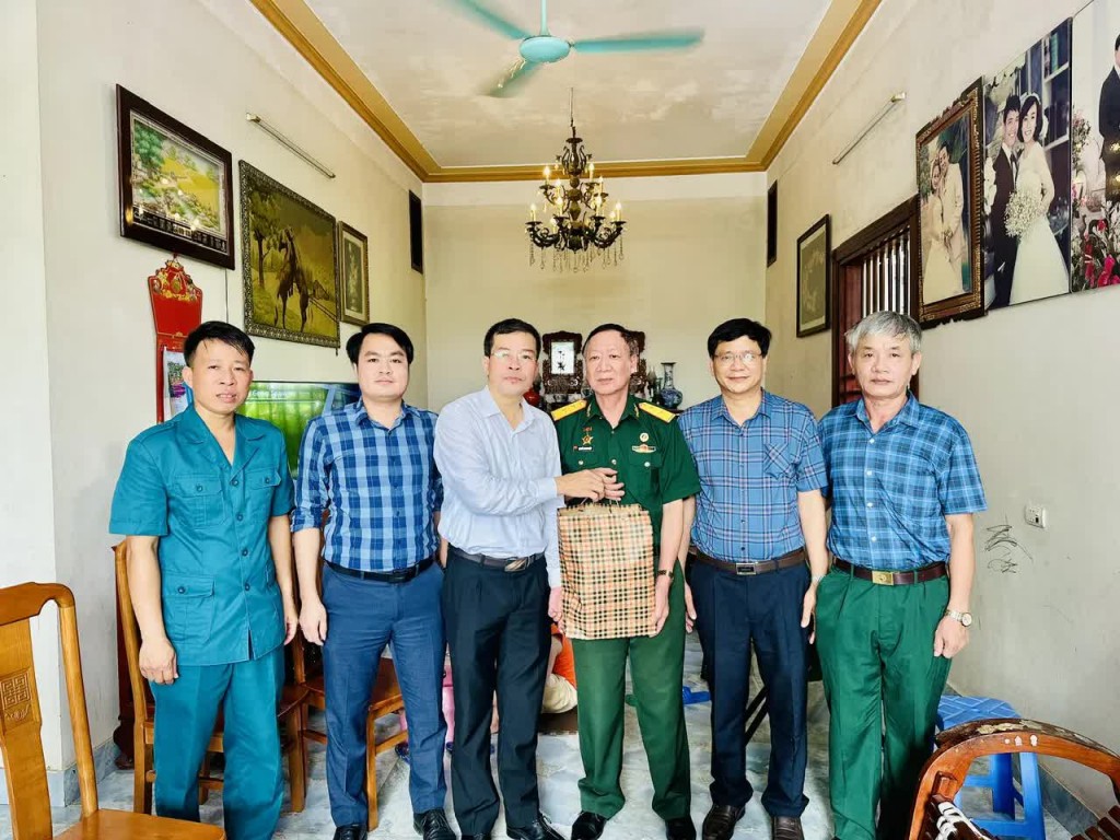 Phó Bí thư Thường trực Đảng ủy xã Lỗ Xuân Hòa thăm hỏi tặng quà gia đình cựu chiến binh trên địa bàn.