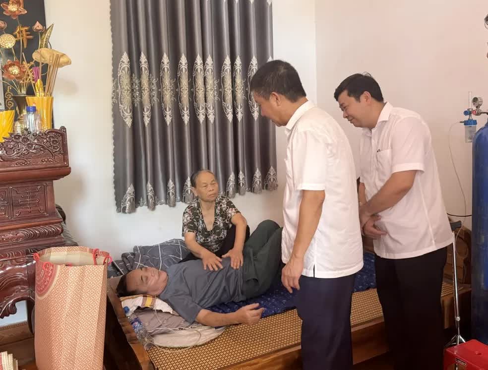 Bí thư Đảng ủy, Chủ tịch HĐND xã Phạm Văn Minh thăm hỏi, tặng quà gia đình chính sách trên địa bàn.