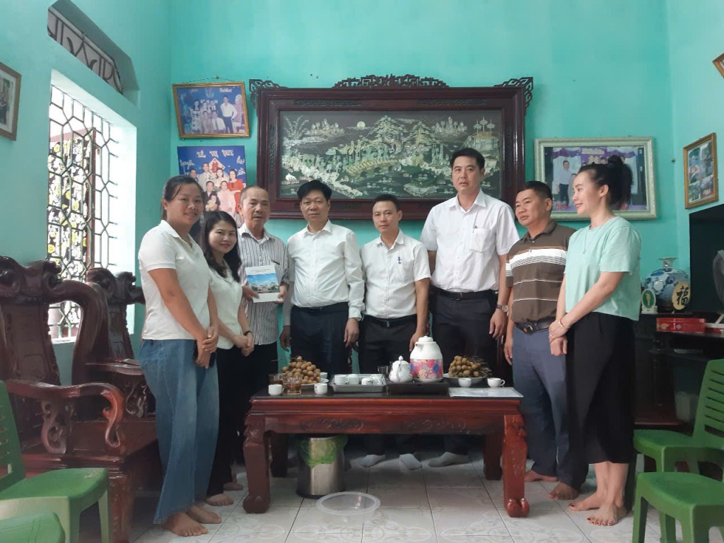 *Đồng chí Phạm Anh Tuấn - Ủy viên Ban Chấp hành Đảng bộ, Phó Chủ tịch UBND xã cùng lãnh đạo Ban Kinh tế - Xã hội HĐND xã, Trung tâm Văn hóa - Thông tin và Thể thao thăm, tặng quà người có công trên địa bàn các thôn: Hòa Bình, Chi Đông 2, Chi Đông 3, Chi Đông 5.