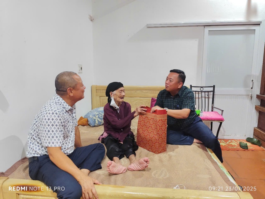 *Đồng chí Hoàng Quốc Thịnh - Ủy viên Ban Thường vụ Đảng ủy, Phó Chủ tịch UBND xã cùng lãnh đạo Ủy ban Kiểm tra Đảng ủy, Phòng Kinh tế thăm, tặng quà người có công, gia đình liệt sỹ trên địa bàn các thôn: Giai Lạc 1, Giai Lạc 2, Gia Thượng 1.