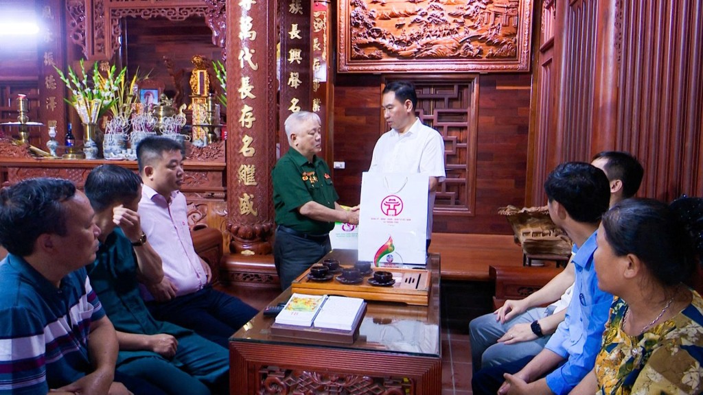Bí thư Đảng ủy xã Thượng Phúc thăm hỏi, động viên người có công