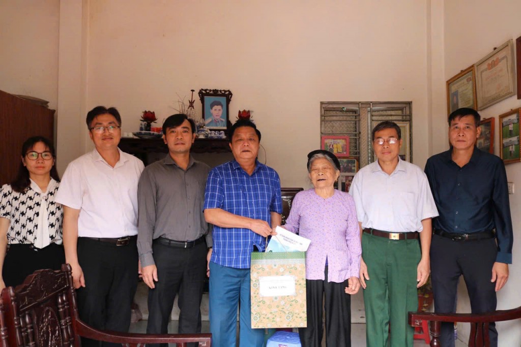 Đồng chí Chủ tịch UBND xã Trần Thanh Hoài cùng các đồng chí trong đoàn công tác thăm tặng quà Mẹ liệt sỹ Nguyễn Thị Tâm. Đồng chí Chủ tịch UBND xã Trần Thanh Hoài cùng các đồng chí trong đoàn công tác thăm tặng quà Mẹ liệt sỹ Nguyễn Thị Tâm.