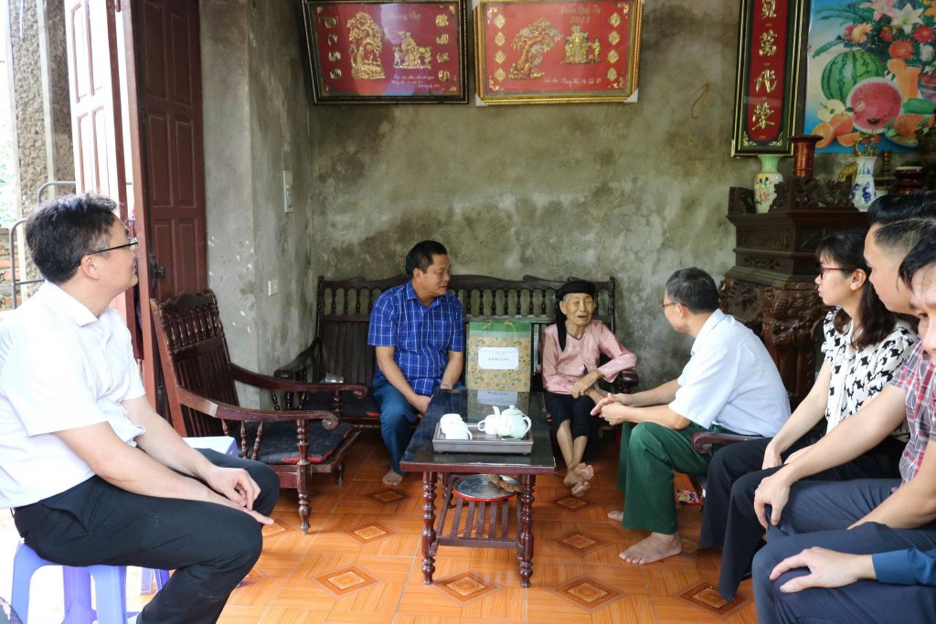 Thăm hỏi, động viên thân nhân liệt sỹ Thăm hỏi, động viên thân nhân liệt sỹ