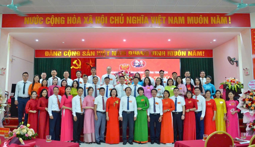 Phường Tùng Thiện đổi mới mạnh mẽ trong công tác Đảng Phường Tùng Thiện đổi mới mạnh mẽ trong công tác Đảng