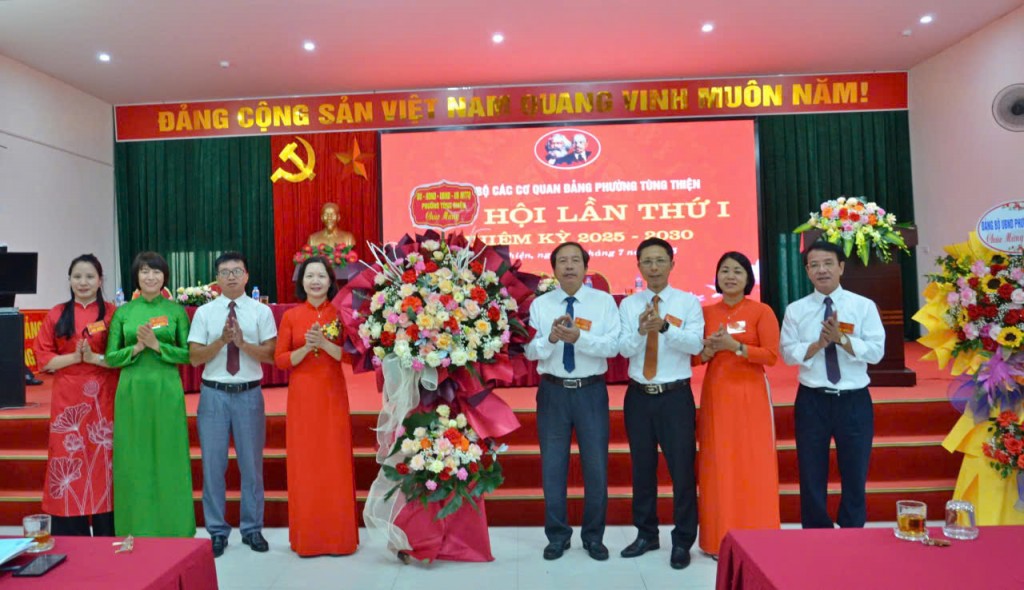 Phường Tùng Thiện đổi mới mạnh mẽ trong công tác Đảng Phường Tùng Thiện đổi mới mạnh mẽ trong công tác Đảng