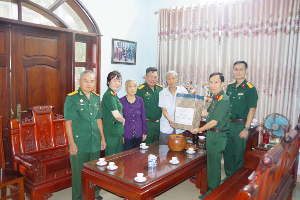 Cán bộ cựu chiến binh thăm hỏi đồng đội dịp 27/7