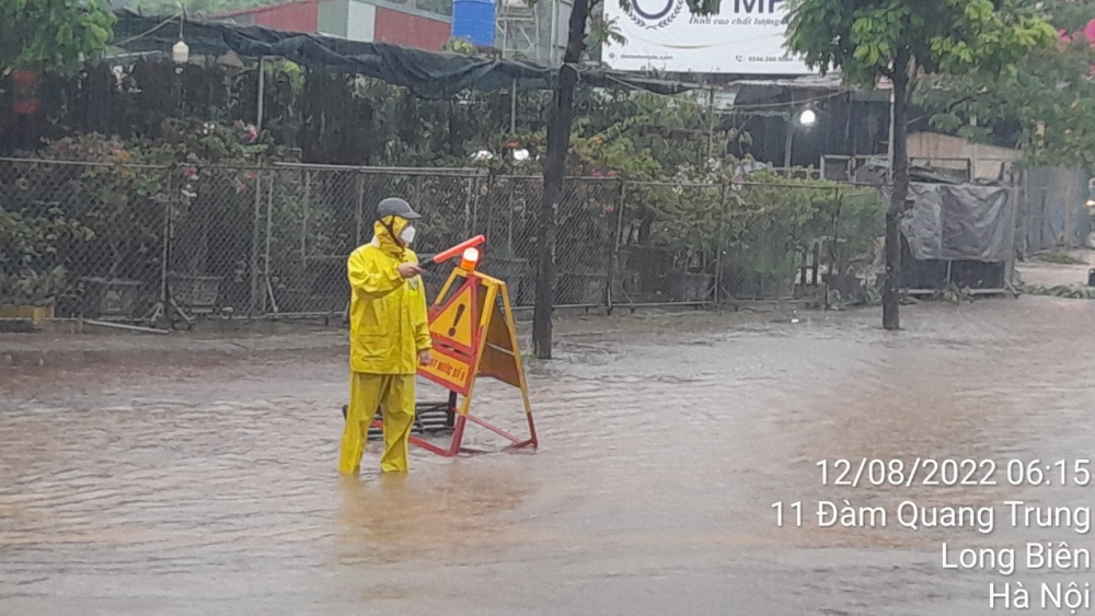 Hà Nội: Công nhân dầm mưa 