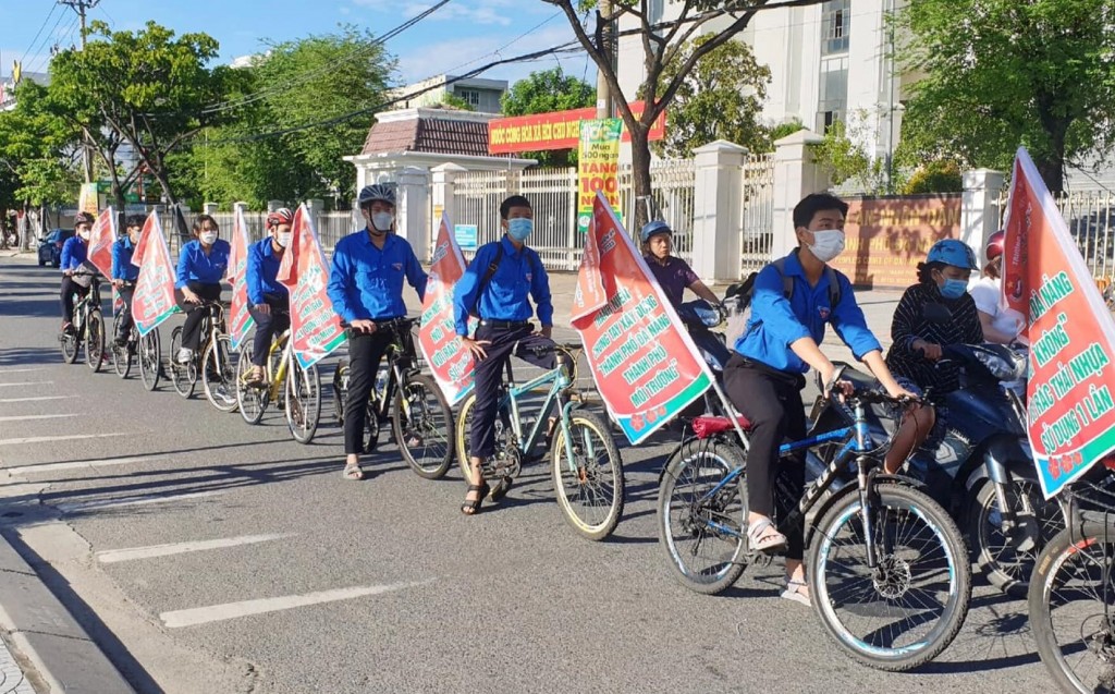 Các tình nguyện Hoa phượng đỏ đạp xe tuyên truyền bảo vệ môi trường (ảnh Tuổi trẻ Đà Nẵng)