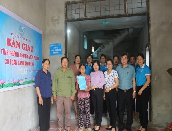 Các đ/c lãnh đạo Hội LHPN huyện, Ủy ban MTTQ huyện và lãnh đạo xã Đại Thịnh trao Mái ấm tình thương cho chị Nguyễn Thị Tám
