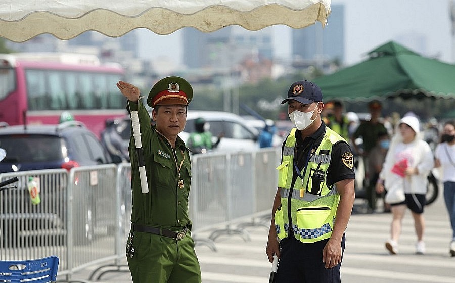 Lực lượng chức năng luôn sẵn sàng ứng trực, điều tiết giao thông khu vực xung quanh điểm biểu diễn.