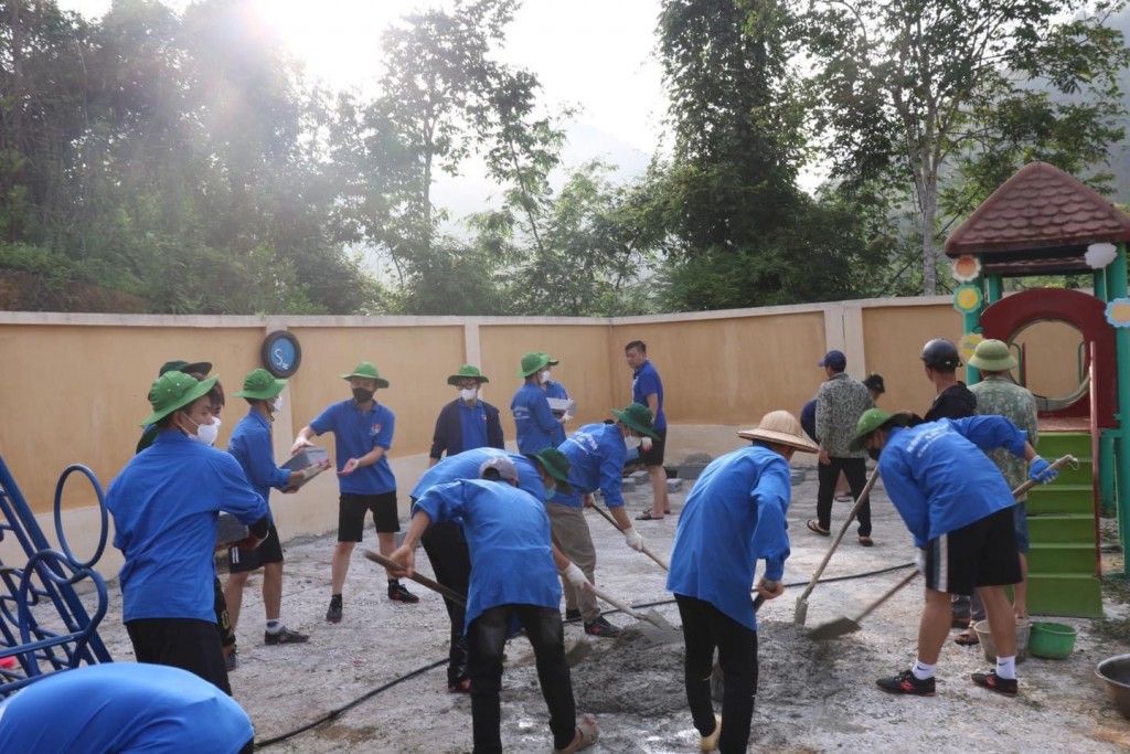 Sinh viên tình nguyện tích cực thi công công trình bể bơi tại trường Mầm non Đoàn Kết
