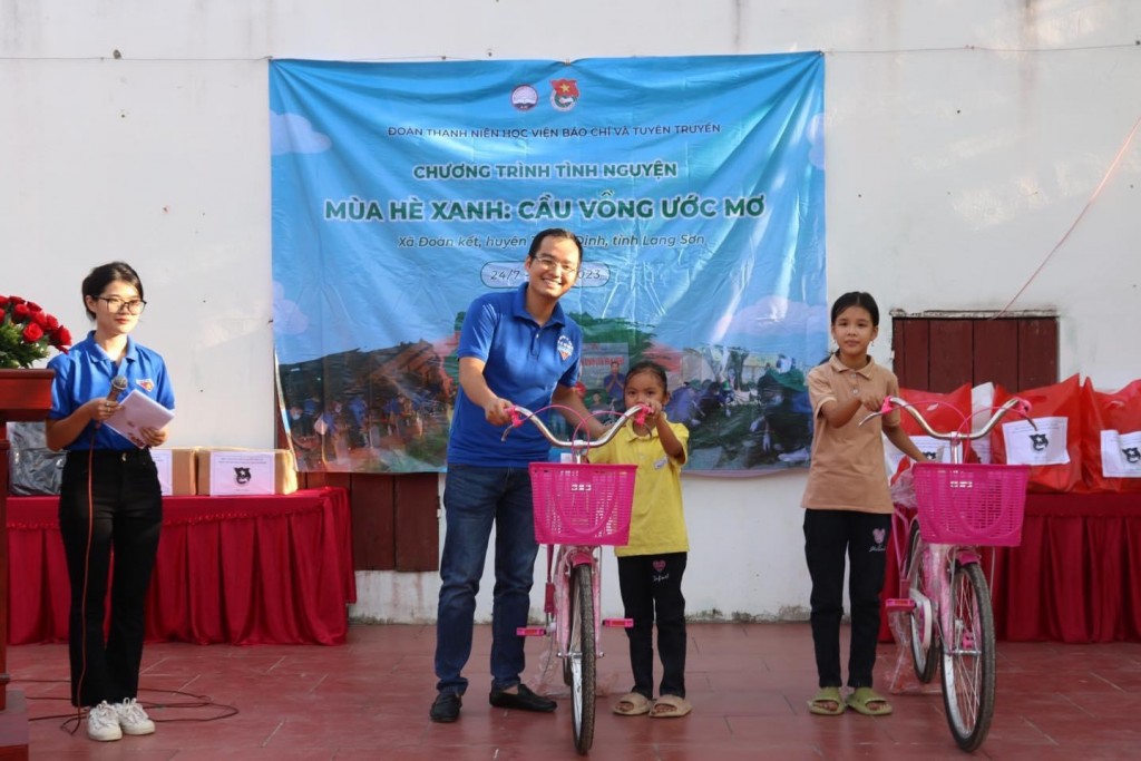 Đoàn tình nguyện trao xe đạp cho các em học sinh có hoàn cảnh khó khăn