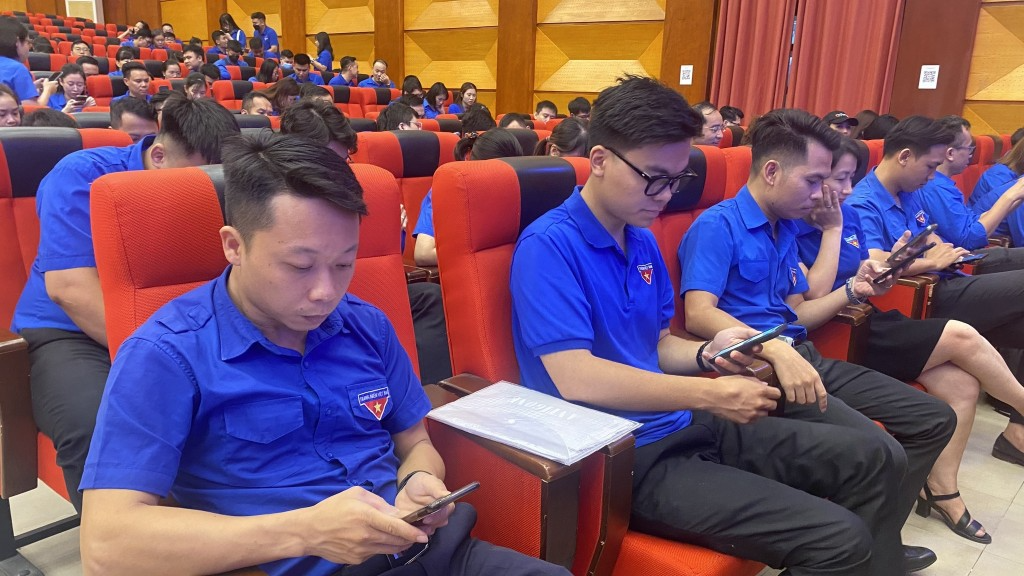 Bùi Duy Khanh (ngoài cùng bên trái) tham gia hội thi Bí thư Đoàn cơ sở giỏi toàn quốc