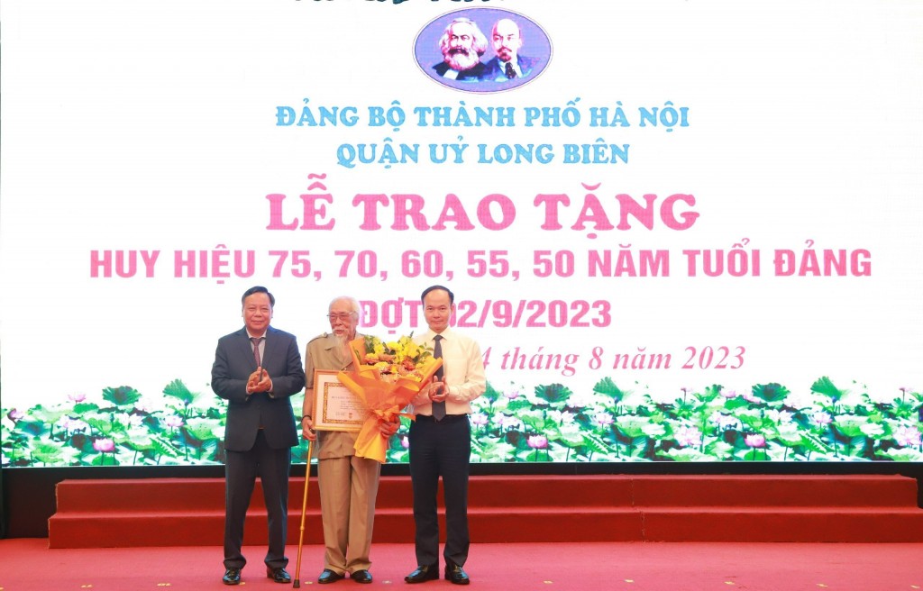 495 đảng viên quận Long Biên được trao tặng Huy hiệu Đảng đợt 2/9