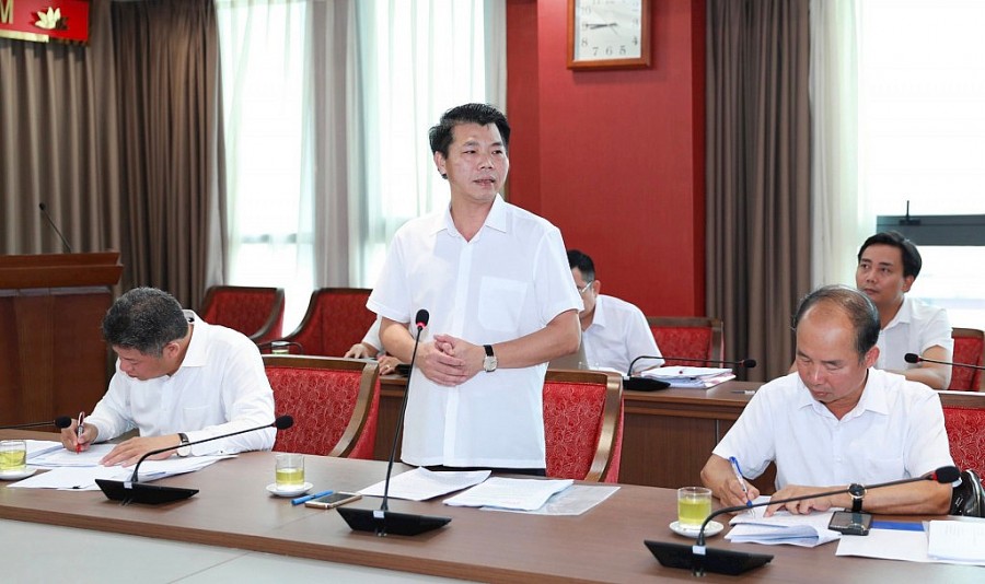 Trưởng ban Dân tộc thành phố Nguyễn Nguyên Quân trình bày báo cáo tại hội nghị