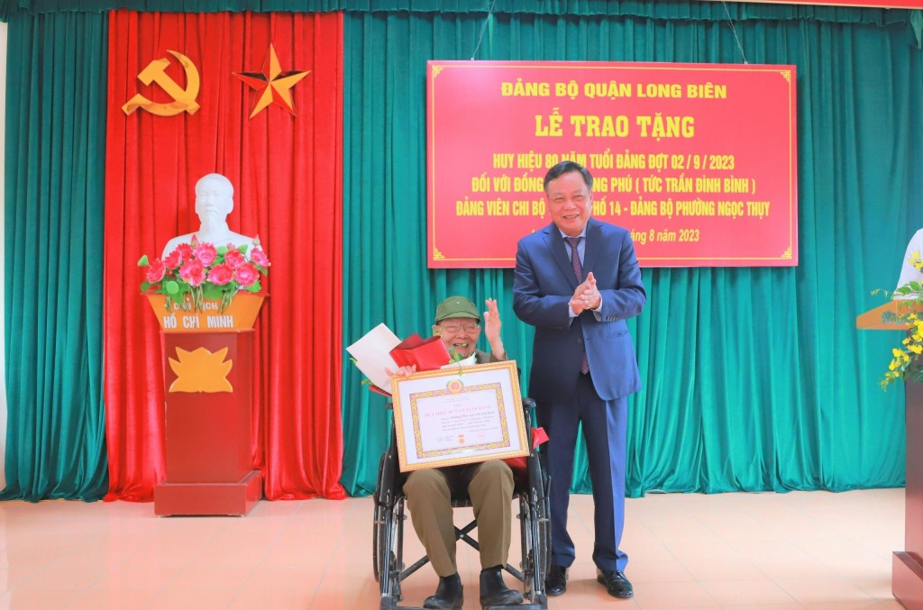 495 đảng viên quận Long Biên được trao tặng Huy hiệu Đảng đợt 2/9