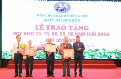 495 đảng viên quận Long Biên được trao tặng Huy hiệu Đảng