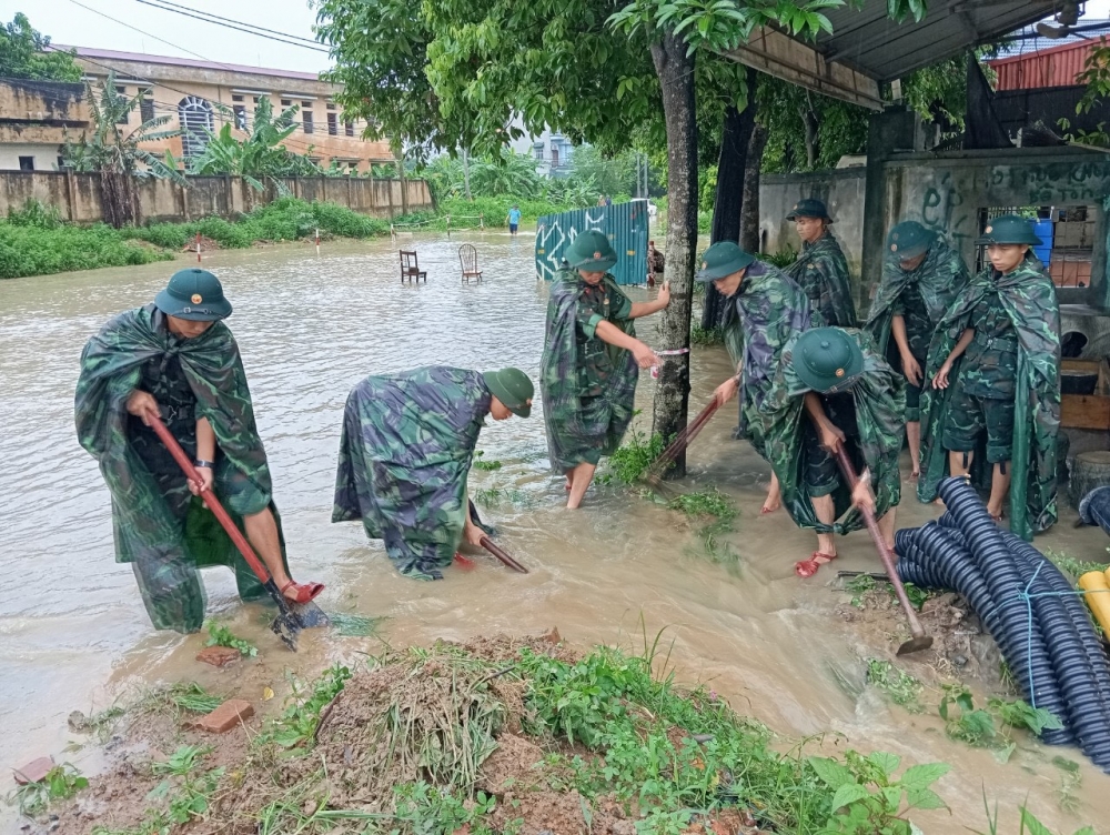 Các lực lượng tập trung hỗ trợ khai thông dòng nước, giảm thiệt hại do mưa lũ